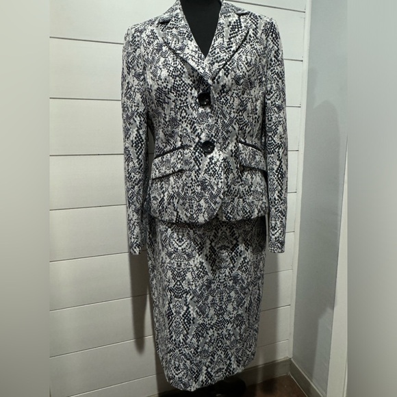 LIKE NEW LE SUIT WOMENS beautiful business 2 piece suite - Picture 1 of 8